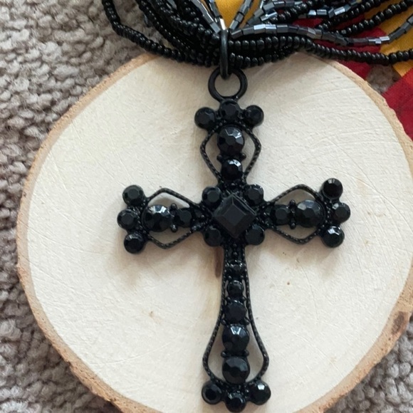 ONYX CROSS ON BEAUTIFUL BEADED CHAIN - Picture 2 of 5